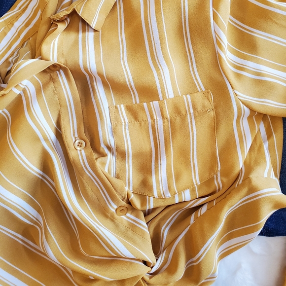 🎉3/$39 LOVE TREE Twist Front Blouse - Picture 12 of 12